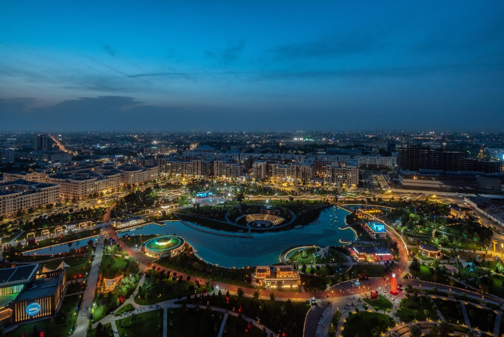 Hilton Tashkent City Екстериор снимка Aerial view of the park at night