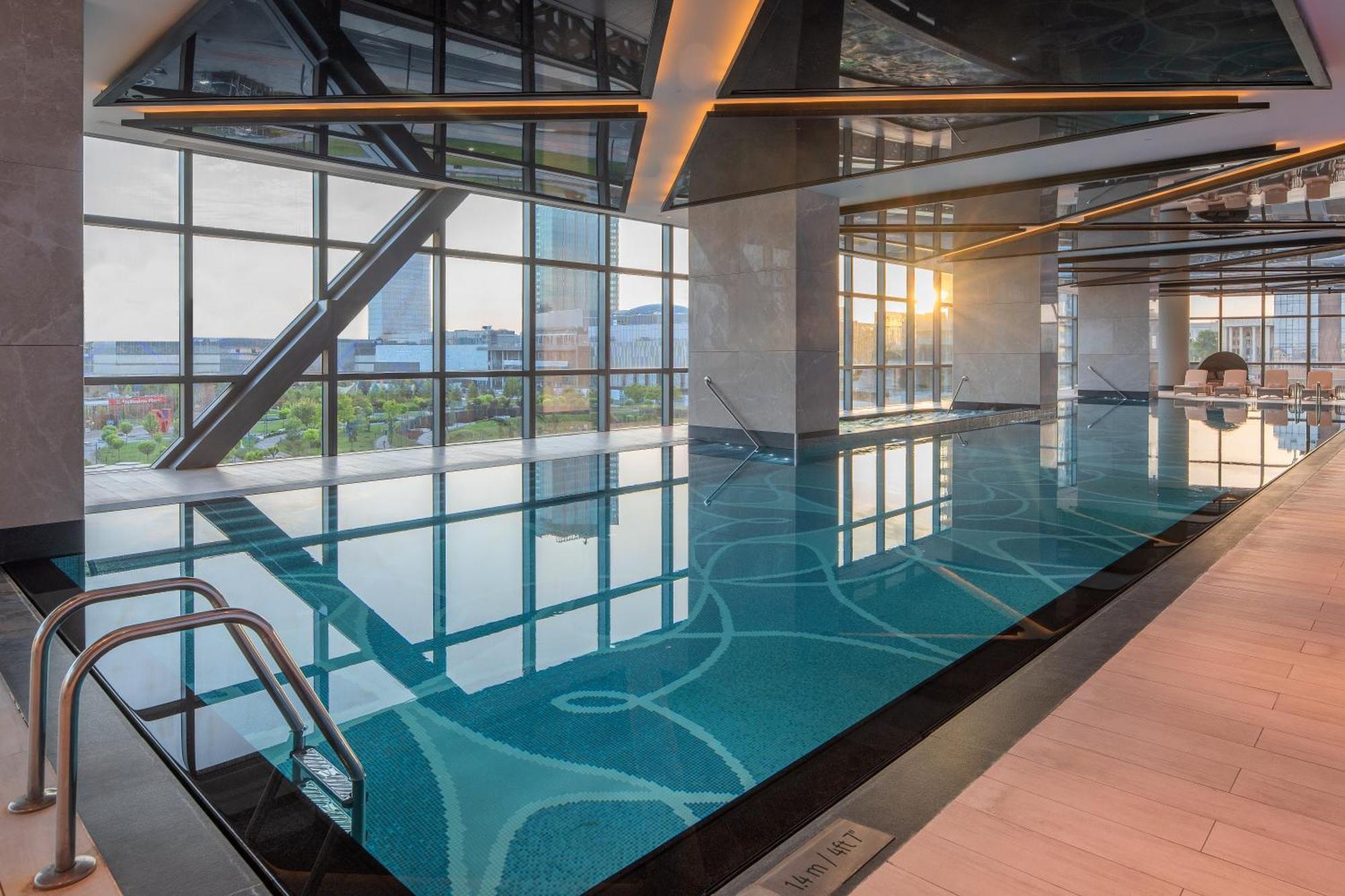 Hilton Tashkent City Екстериор снимка The swimming pool at the 100th floor